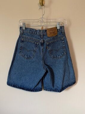 90s vintage orange tab levi’s medium wash jean shorts high waisted mid length XS